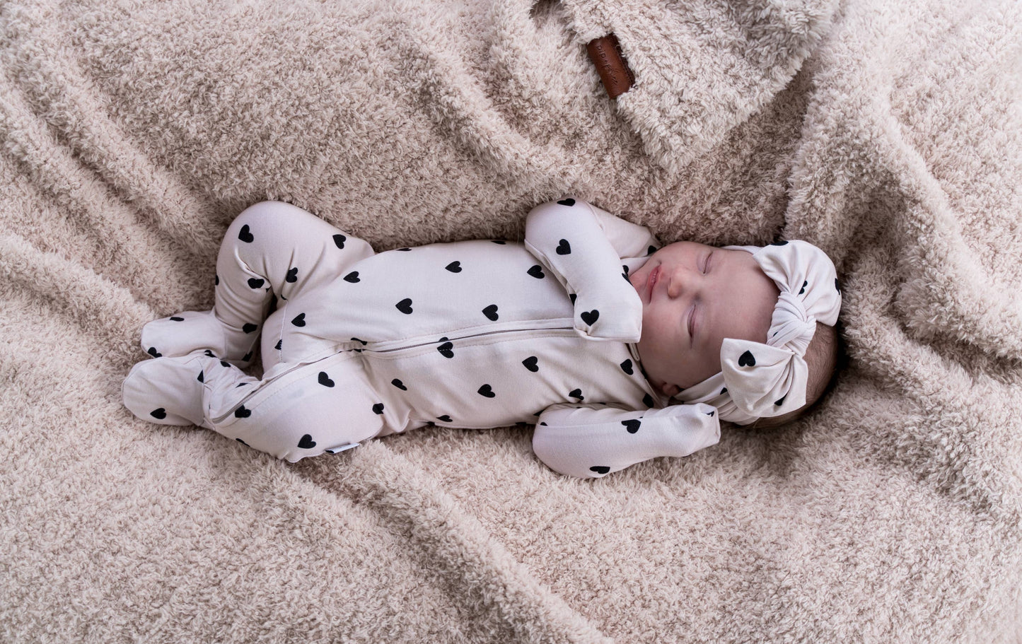 Bamboo Footed Sleeper | Black Hearts